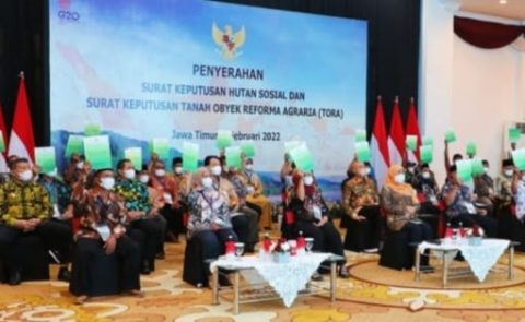 Presiden Jokowi Serahkan 59 SK Hutan Sosial Untuk 26 Ribu KK di Jatim