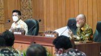 Wagub Emil saat memimpin rapat percepatan realisasi anggaran Tahun 2022 di Ruang Rapat Utama, Kantor Bappeda Provinsi Jawa Timur, Kamis (3/2/2022).