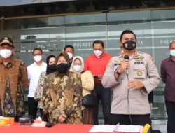 Mensos Tri Risma Harini di dampingi Gus Mudhlor, saat diterima Kapolresta Sidoarjo Kombes Pol Kusumo Wahyu Bintoro di Mapolresta Sidoarjo.Sabtu (5/2/2022).