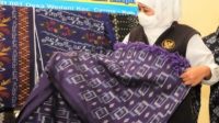 Gubernur Jawa Timur Khofifah Indar Parawansa, saat mengunjungi sentra kain tenun dan sarung tenun di Desa Wedani, Kecamatan Cerme, Kab. Gresik (4/2/2022).