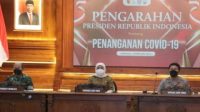Gubernur Jawa Timur, Khofifah Indar Parawansa bersama Kapolda Jatim, Irjen Pol Nico Afinta, dan Pangdam V/Brawijaya, Mayjen TNI Nurchahyanto,  mendengarkan pengarahan dari Presiden RI, Joko Widodo di Gedung Negara Grahadi.Senin (7/2/2022).