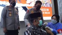 Wakapolda Jatim, Brigjen Pol.Slamet Hadi Supraptoyo didampingi Kapolresta Sidoarjo Kombes Pol Kusumo Wahyu Bintoro saat meninjau langsung vaksinasi lansia di Mapolresta Sidoarjo.Selasa (8/2/2022)