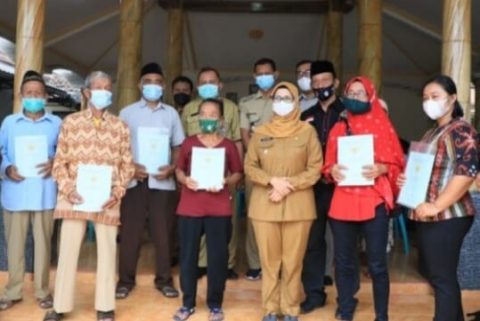 Bupati Blitar Rini Syarifah, Bagikan 3500 Sertifikat PTSL di Desa Ngeni