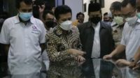 Gubernur Jawa Timur Emil Elestianto Dardak, saat meninjau Puspa Agro Sidoarjo, bersama Rektor Institut Pertanian Bogor (IPB) Arif Satria, Kamis (10/2/2022) sore.