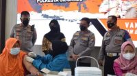 Kapolresta Sidoarjo Kombes Pol Kusumo Wahyu Bintoro, SH,Sik, saat meninjau langsung vaksinasi booster pada Lansia di Mapolresta Sidoarjo.Jumat (11/2/2022).