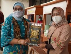 Asisten Deputi Standarisasi Pelayanan Publik dan Pelayanan Inklusif Kemenpan- RB, Novia Andriana (baju baju batik warna toska) saat menerima kenang2 an dari walikota Mojokerto.Jum'at (11/2/2022)