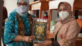 Asisten Deputi Standarisasi Pelayanan Publik dan Pelayanan Inklusif Kemenpan- RB, Novia Andriana (baju baju batik warna toska) saat menerima kenang2 an dari walikota Mojokerto.Jum'at (11/2/2022)