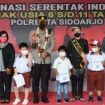 Kapolresta Sidoarjo Kombes Pol Kusumo Wahyu Bintoro, SH,Sik saat memberikan door prize pada anak usia 6 -11 tahun usai divaksin.Jum'at (11/2/2022).