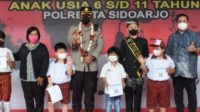 Kapolresta Sidoarjo Kombes Pol Kusumo Wahyu Bintoro, SH,Sik saat memberikan door prize pada anak usia 6 -11 tahun usai divaksin.Jum'at (11/2/2022).