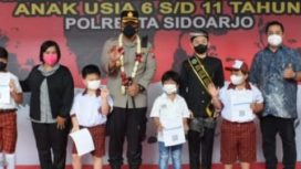 Kapolresta Sidoarjo Kombes Pol Kusumo Wahyu Bintoro, SH,Sik saat memberikan door prize pada anak usia 6 -11 tahun usai divaksin.Jum'at (11/2/2022).