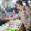 Kapolresta Sidoarjo Kombes Pol Kusumo Wahyu Bintoro, SH., SIK. pimpin langsung operasi Prokes di tengah keramaian masyarakat dengan memberikan masker.Jumat (11/2/3022).