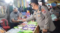 Kapolresta Sidoarjo Kombes Pol Kusumo Wahyu Bintoro, SH., SIK. pimpin langsung operasi Prokes di tengah keramaian masyarakat dengan memberikan masker.Jumat (11/2/3022).