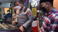 Kapolresta Sidoarjo Kombes Pol Kusumo Wahyu Bintoro, SH., SIK. saat menandatangani prasasti peresmian renovasi gedung Polsek Waru.Sabtu(12/2/2022).