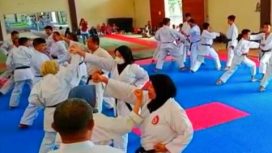 Majelis Sabuk Hitam (MSH) Lemkari Pengprov Jawa Timur, saat latihan bersama di SMA Negeri Olahraga Sidoarjo Jawa Timur, Minggu (13/2/2022).
