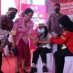 Kapolres Bojonegoro, AKBP Muhammad, saat meninjau pelaksanaan vaksinasi Covid-19  khusus anak usia 6-11 tahun TK Kemala Bhayangkari di halaman Masjid Al Ikhlas Mapolres Bojonegoro, Senin(14/2/2022).