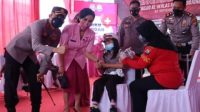 Kapolres Bojonegoro, AKBP Muhammad, saat meninjau pelaksanaan vaksinasi Covid-19 khusus anak usia 6-11 tahun TK Kemala Bhayangkari di halaman Masjid Al Ikhlas Mapolres Bojonegoro, Senin(14/2/2022).