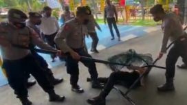 Anggota Polres Pacitan, saat mengujicoba alat penakluk orang Selasa (15/2/2022)