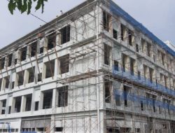 Photo, Tampak dari luar pembangunan gedung Pendidikan Keolahragaan Universitas Surabaya (Unesa)