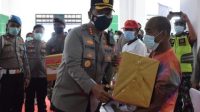 Kapolresta Sidoarjo Kombes Pol Kusumo Wahyu Bintoro, saat membagikan bingkisan pada warga usai ikuti zoom meeting mendampingi Waka Polda Jatim di Stadion Gelora Delta Kamis (17/2/2022)