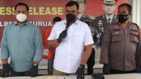 Kasat Reskrim Polres Pasuruan AKP Adhi Putranto, saat pers rilis penangkapan pelaku penjual LPG oplosan dan pelaku pencurian kendaraan roda 4 di Mapolres Pasuruan, Kamis (17/02/22).