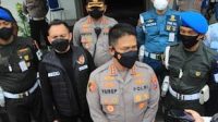 Kapolrestabes Surabaya, saat l mengamankan aksi bentrok antar kelompok kerja di depan PT. Mitakasa Agung Jl. Rungkut Industri Surabaya, Kamis (17/02/2022).