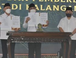 Ketua Umum PBNU, Kiai Haji Yahya Cholil Staquf, saat puncak peringatan Harlah Ke-99 NU di Kompleks Pondok Pesantren Syaichona Kholil di Bangkalan, Madura, Kamis (17/2/2022) malam.