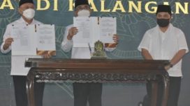 Ketua Umum PBNU, Kiai Haji Yahya Cholil Staquf, saat puncak peringatan Harlah Ke-99 NU di Kompleks Pondok Pesantren Syaichona Kholil di Bangkalan, Madura, Kamis (17/2/2022) malam.