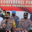 Kapolres Probolinggo, AKBP Teuku Arsya Khadafi, saat mengelar konferensi pers  terkait  klarifikasi  kasus video viral di media sosial pada pelaksanaan Pilkades di Desa Curahsawo, Kecamatan Gending, Kabupaten Probolinggo.
Sabtu (19/2/2022).
