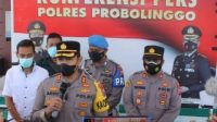 Kapolres Probolinggo, AKBP Teuku Arsya Khadafi, saat mengelar konferensi pers  terkait  klarifikasi  kasus video viral di media sosial pada pelaksanaan Pilkades di Desa Curahsawo, Kecamatan Gending, Kabupaten Probolinggo.
Sabtu (19/2/2022).
