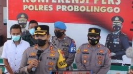 Kapolres Probolinggo, AKBP Teuku Arsya Khadafi, saat mengelar konferensi pers  terkait  klarifikasi  kasus video viral di media sosial pada pelaksanaan Pilkades di Desa Curahsawo, Kecamatan Gending, Kabupaten Probolinggo.
Sabtu (19/2/2022).