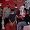 Bupati Sumenep Achmad Fauzi,SH.MH, saat menggelar vaksinasi di Rutan klas IIB Sumenep, Jumat (18/2/2022).
