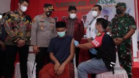Bupati Sumenep Achmad Fauzi,SH.MH, saat menggelar vaksinasi di Rutan klas IIB Sumenep, Jumat (18/2/2022).
