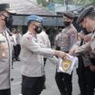 Kapolresta Malang  Kombes Pol. Budi Hermanto, S.I.K, saat mengelar apel pagi rutin jam pimpinan yang berlangsung di lapangan apel Polresta Malang Kota pada Senin (21/2/2022).