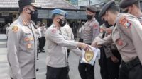 Kapolresta Malang Kombes Pol. Budi Hermanto, S.I.K, saat mengelar apel pagi rutin jam pimpinan yang berlangsung di lapangan apel Polresta Malang Kota pada Senin (21/2/2022).