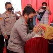 Kapolda Jawa Timur Irjen Pol. Nico Afinta didampingi Kapolresta Sidoarjo Kombes Pol. Kusumo Wahyu Bintoro, saat meninjau vaksinasi booster di Desa Suko, Sukodono, Sidoarjo, Selasa (22/2/2022).