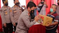 Kapolda Jawa Timur Irjen Pol. Nico Afinta didampingi Kapolresta Sidoarjo Kombes Pol. Kusumo Wahyu Bintoro, saat meninjau vaksinasi booster di Desa Suko, Sukodono, Sidoarjo, Selasa (22/2/2022).