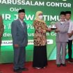 Gubernur Jawa Timur, Khofifah Indar Parawansa, saat meresmikan operasional Rumah Sakit Yasyfin Darussalam milik Pondok Modern Darussalam Gontor (PMDG) Ponorogo, Sabtu (26/2/2022).