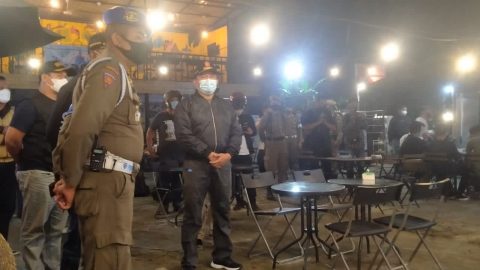 Satpol PP Kota Padang Awasi Kafe dan Resto yang Langgar Prokes