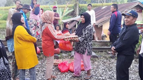 DSPPKBPPPA Salurkan Bantuan ke Korban Banjir Padang Panjang Timur