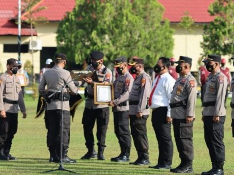 Kapolda Kalteng Berikan Reward dan Punishment Untuk Personel Berprestasi