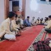 Kelompok 12 KKN PPM Tematik 2022 STIE Yasa Anggana Garut dengan  DKM Masjid Al-Ikhsan saat sosialisasi dan edukasi bahaya bank keliling di Masjid Al-Ikhsan RT 04 RW 18 Desa Cisaat Kecamatan Kadungora Kabupaten Garut, Sabtu (26/02/2022)