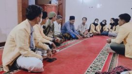 Kelompok 12 KKN PPM Tematik 2022 STIE Yasa Anggana Garut dengan  DKM Masjid Al-Ikhsan saat sosialisasi dan edukasi bahaya bank keliling di Masjid Al-Ikhsan RT 04 RW 18 Desa Cisaat Kecamatan Kadungora Kabupaten Garut, Sabtu (26/02/2022)
