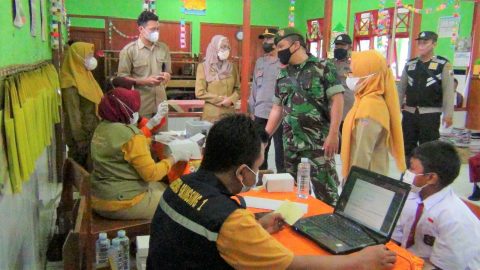 Sinergi TNI/Polri di Batang Dampingi Pelaksanaan Vaksinasi Anak