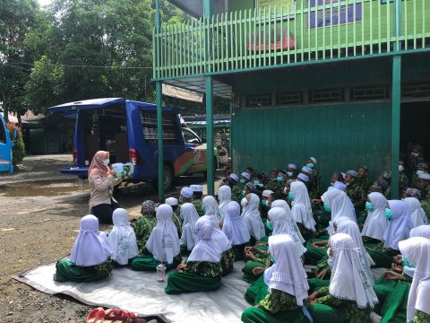Promosi Minat Baca, Pusling Dispersip Kalsel Sambangi Sekolah di Pinggiran Martapura