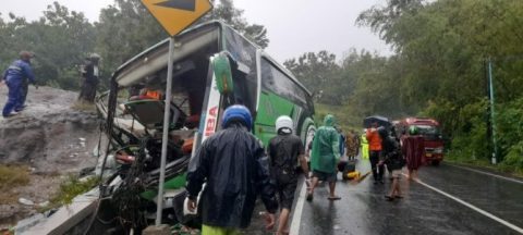 Bus Tabrak Tebing di Jalan Imogiri, 13 Orang Tewas