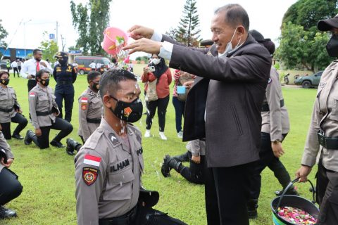 Polres Merauke Gelar Tradisi Penerimaan, 46 Bintara Noken Mandi Kembang