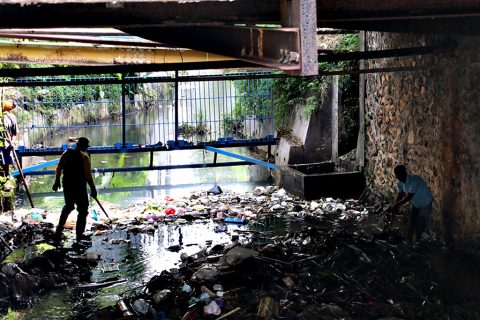 DPUPR Blora Kembali Sweeping Sampah di Saluran Drainase Grojogan