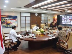 Seskab Pramono Anung mengikuti Ratas mengenai Evaluasi PPKM, Senin (07/03/2022) melalui konferensi video. (Foto: Humas Setkab/Agung)