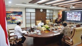 Seskab Pramono Anung mengikuti Ratas mengenai Evaluasi PPKM, Senin (07/03/2022) melalui konferensi video. (Foto: Humas Setkab/Agung)