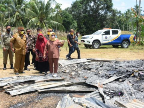 Gubernur Gorontalo Serahkan Bantuan Korban Kebakaran di Pulubala